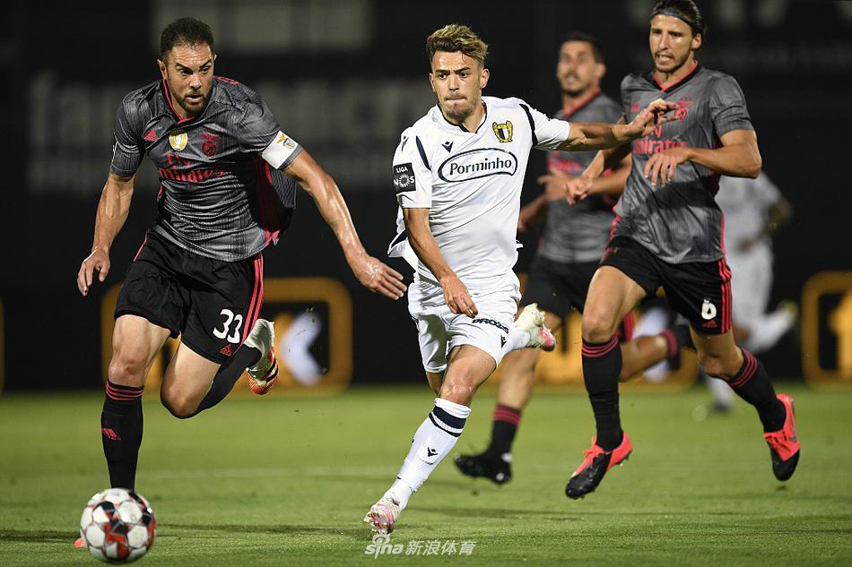 雷火电竞官网-AC米兰险胜本菲卡，卡瓦尼乌龙送礼法甲