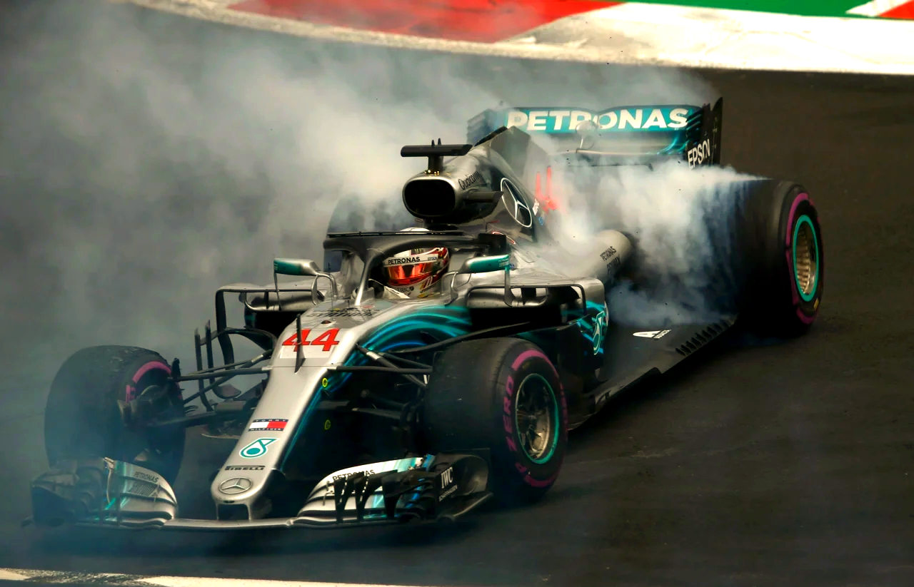 雷火电竞简介-阿斯顿马丁险胜红牛车队，汉密尔顿状态火热