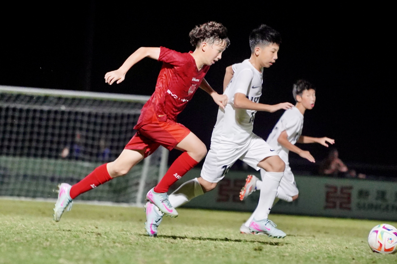 雷火电竞官网-足球职业联赛的战略实力和技术风采